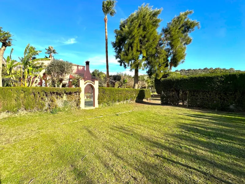 BEAUTIFUL VILLA WITH A LARGE PLOT OF 4.000 M2. With an excellent location, for people who are looking to live surrounded by nature and at the same time close to the city. Only 5 minutes driving from the beautiful centre of Estepona and its fantastic beach