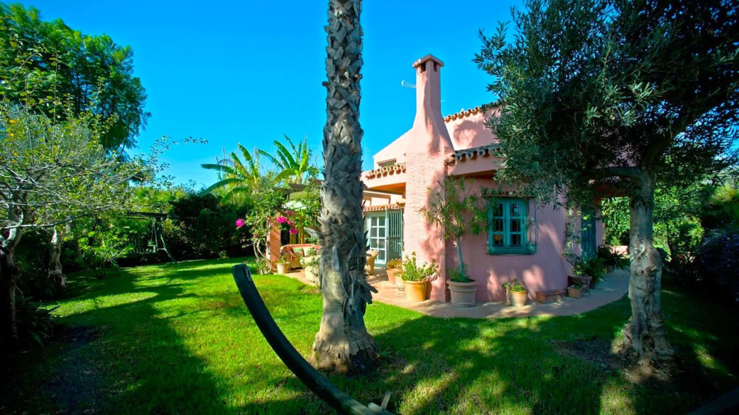 BEAUTIFUL VILLA WITH A LARGE PLOT OF 4.000 M2. With an excellent location, for people who are looking to live surrounded by nature and at the same time close to the city. Only 5 minutes driving from the beautiful centre of Estepona and its fantastic beach