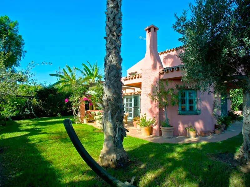 BEAUTIFUL VILLA WITH A LARGE PLOT OF 4.000 M2. With an excellent location, for people who are looking to live surrounded by nature and at the same time close to the city. Only 5 minutes driving from the beautiful centre of Estepona and its fantastic beach