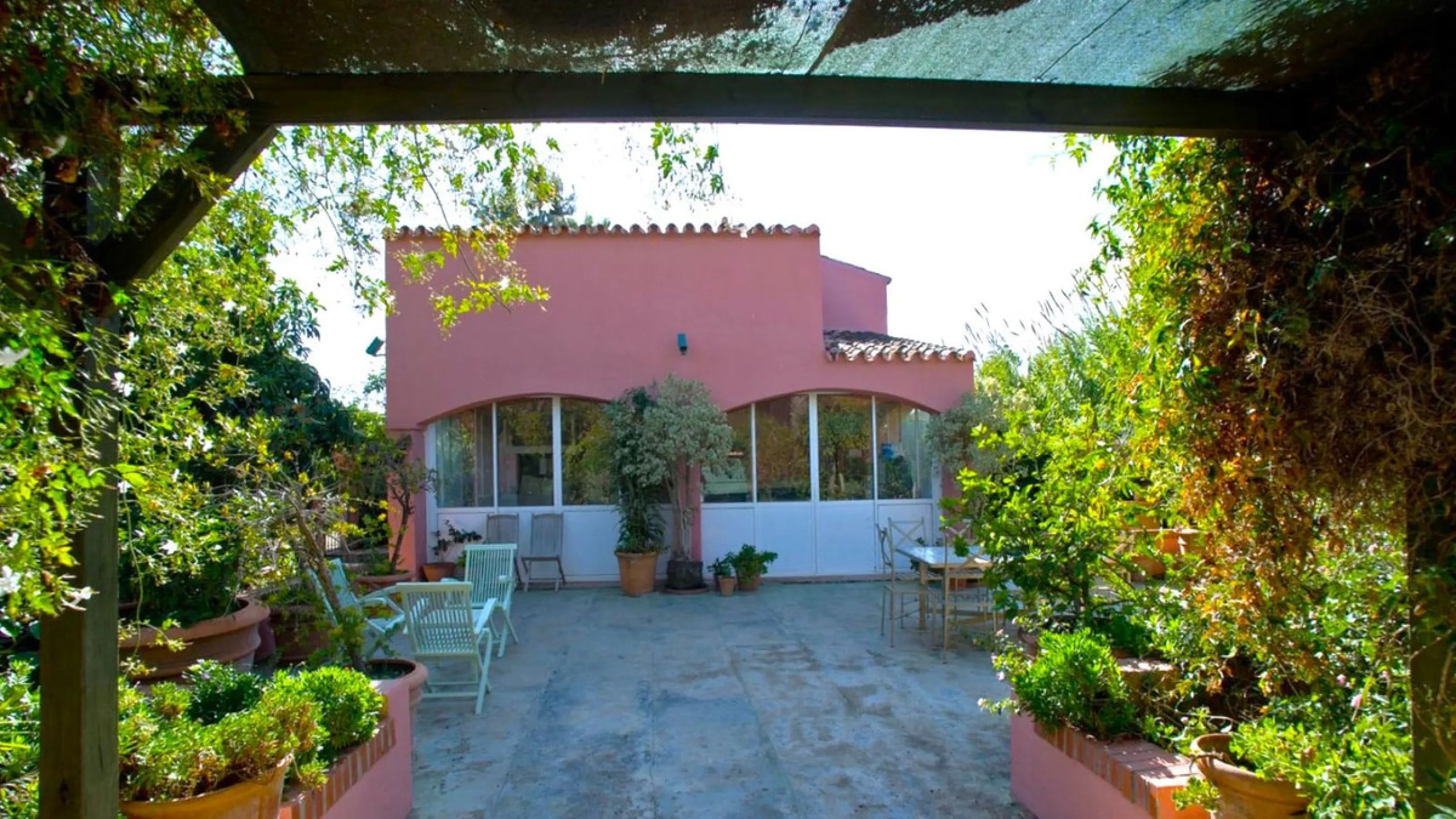 BEAUTIFUL VILLA WITH A LARGE PLOT OF 4.000 M2. With an excellent location, for people who are looking to live surrounded by nature and at the same time close to the city. Only 5 minutes driving from the beautiful centre of Estepona and its fantastic beach