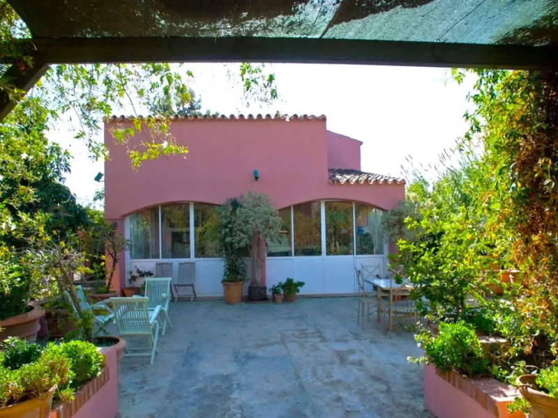 BEAUTIFUL VILLA WITH A LARGE PLOT OF 4.000 M2. With an excellent location, for people who are looking to live surrounded by nature and at the same time close to the city. Only 5 minutes driving from the beautiful centre of Estepona and its fantastic beach