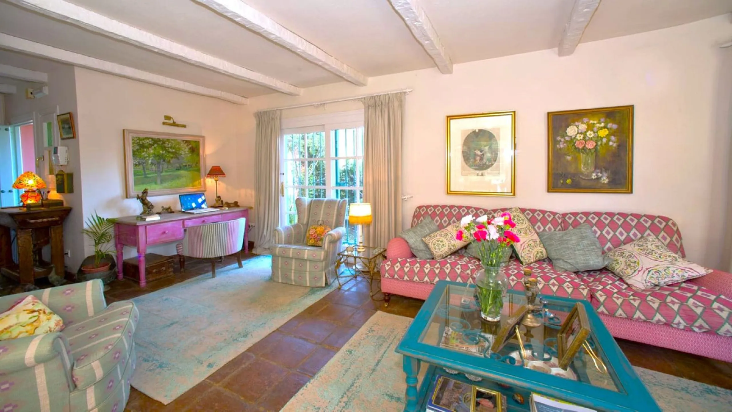 BEAUTIFUL VILLA WITH A LARGE PLOT OF 4.000 M2. With an excellent location, for people who are looking to live surrounded by nature and at the same time close to the city. Only 5 minutes driving from the beautiful centre of Estepona and its fantastic beach