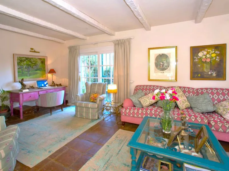BEAUTIFUL VILLA WITH A LARGE PLOT OF 4.000 M2. With an excellent location, for people who are looking to live surrounded by nature and at the same time close to the city. Only 5 minutes driving from the beautiful centre of Estepona and its fantastic beach