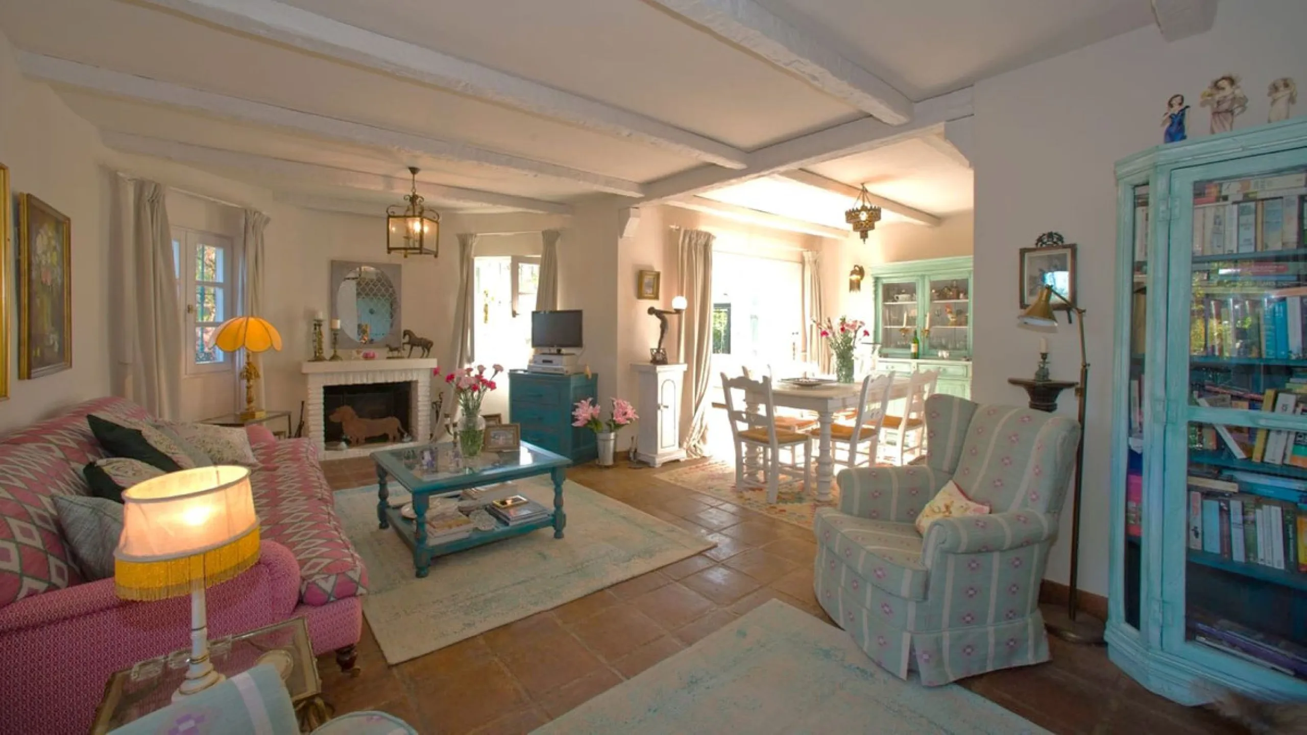 BEAUTIFUL VILLA WITH A LARGE PLOT OF 4.000 M2. With an excellent location, for people who are looking to live surrounded by nature and at the same time close to the city. Only 5 minutes driving from the beautiful centre of Estepona and its fantastic beach