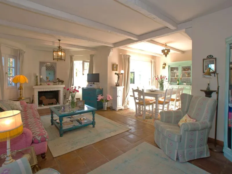 BEAUTIFUL VILLA WITH A LARGE PLOT OF 4.000 M2. With an excellent location, for people who are looking to live surrounded by nature and at the same time close to the city. Only 5 minutes driving from the beautiful centre of Estepona and its fantastic beach