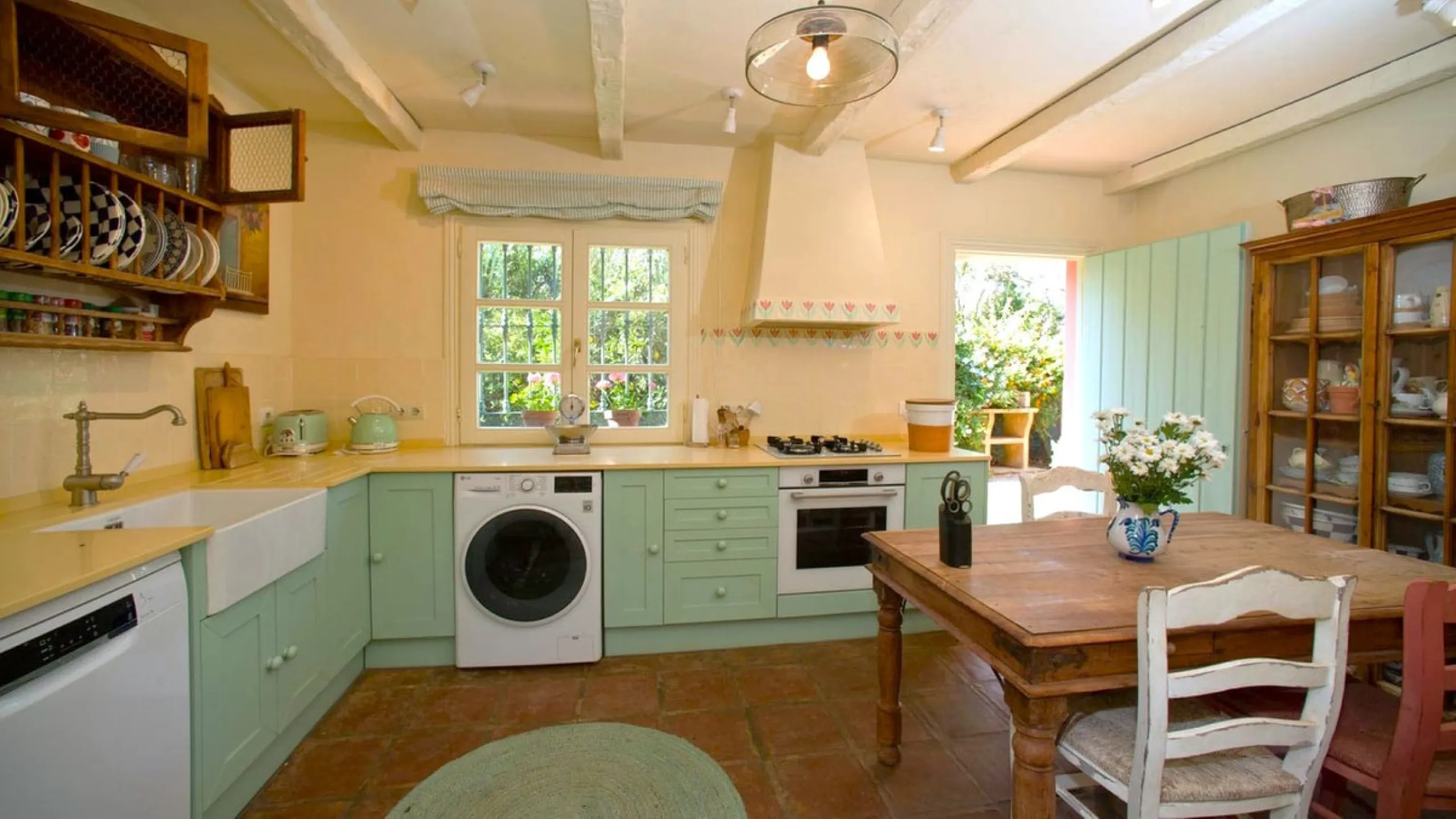 BEAUTIFUL VILLA WITH A LARGE PLOT OF 4.000 M2. With an excellent location, for people who are looking to live surrounded by nature and at the same time close to the city. Only 5 minutes driving from the beautiful centre of Estepona and its fantastic beach