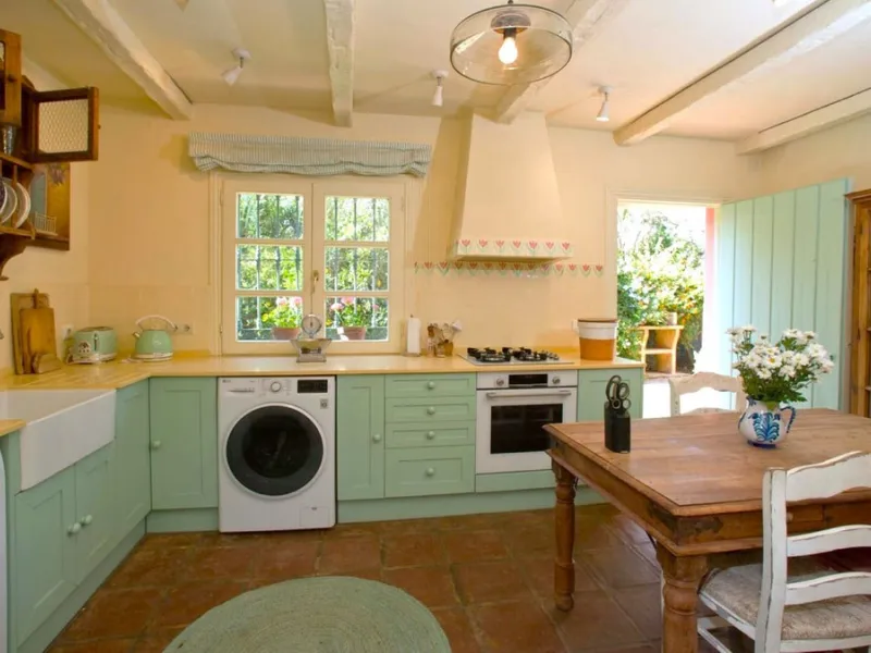 BEAUTIFUL VILLA WITH A LARGE PLOT OF 4.000 M2. With an excellent location, for people who are looking to live surrounded by nature and at the same time close to the city. Only 5 minutes driving from the beautiful centre of Estepona and its fantastic beach