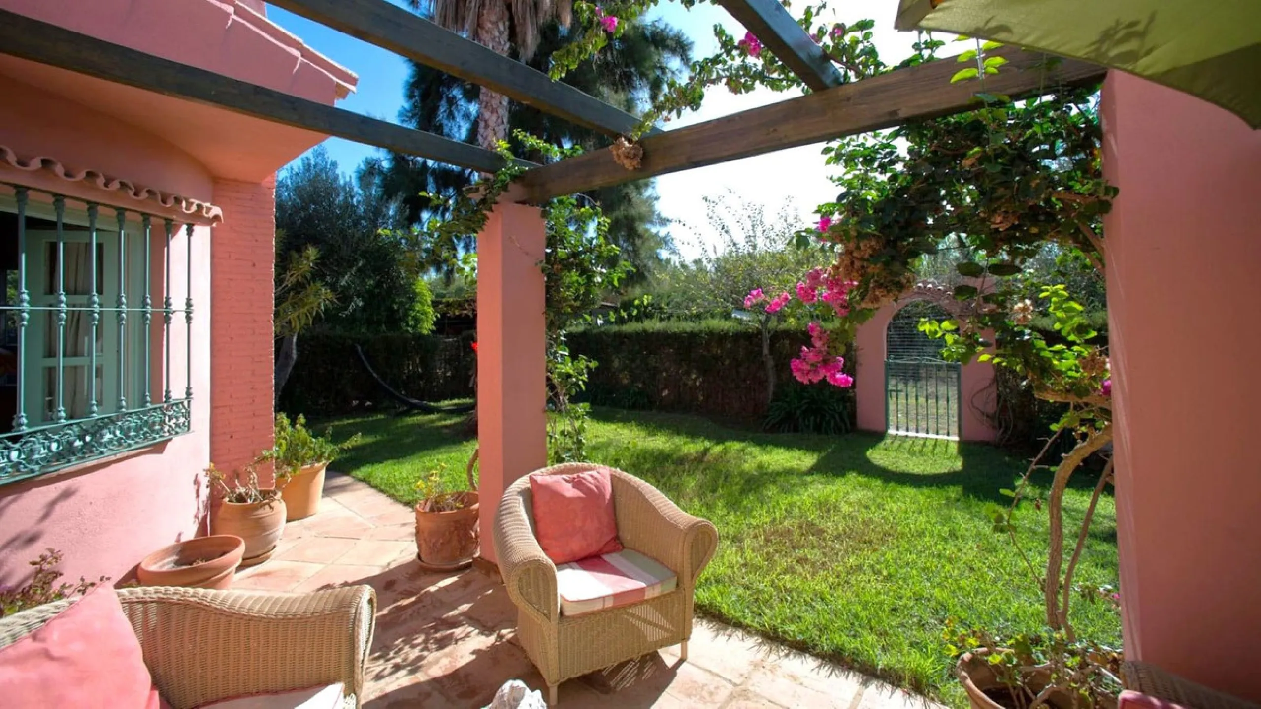 BEAUTIFUL VILLA WITH A LARGE PLOT OF 4.000 M2. With an excellent location, for people who are looking to live surrounded by nature and at the same time close to the city. Only 5 minutes driving from the beautiful centre of Estepona and its fantastic beach
