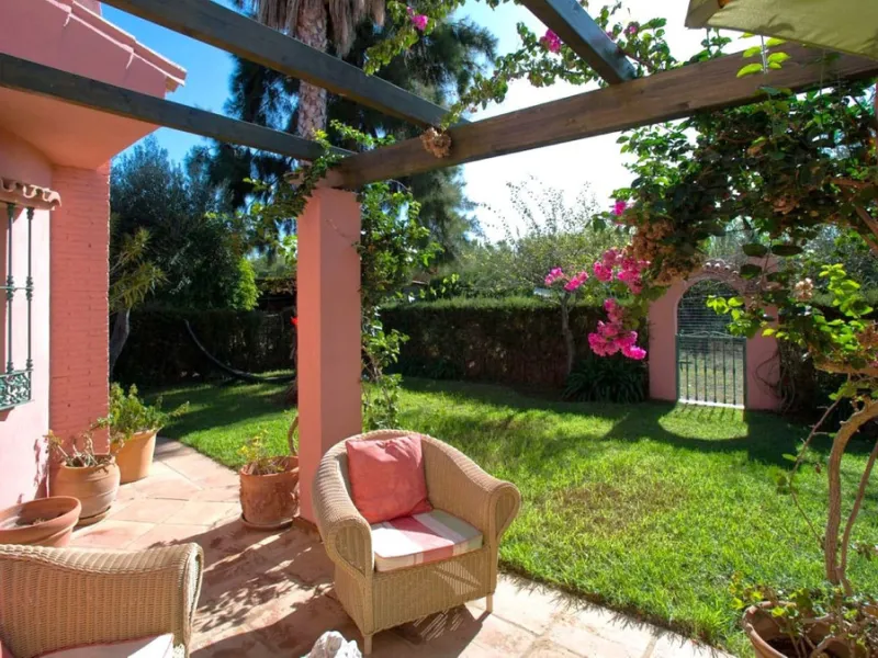 BEAUTIFUL VILLA WITH A LARGE PLOT OF 4.000 M2. With an excellent location, for people who are looking to live surrounded by nature and at the same time close to the city. Only 5 minutes driving from the beautiful centre of Estepona and its fantastic beach