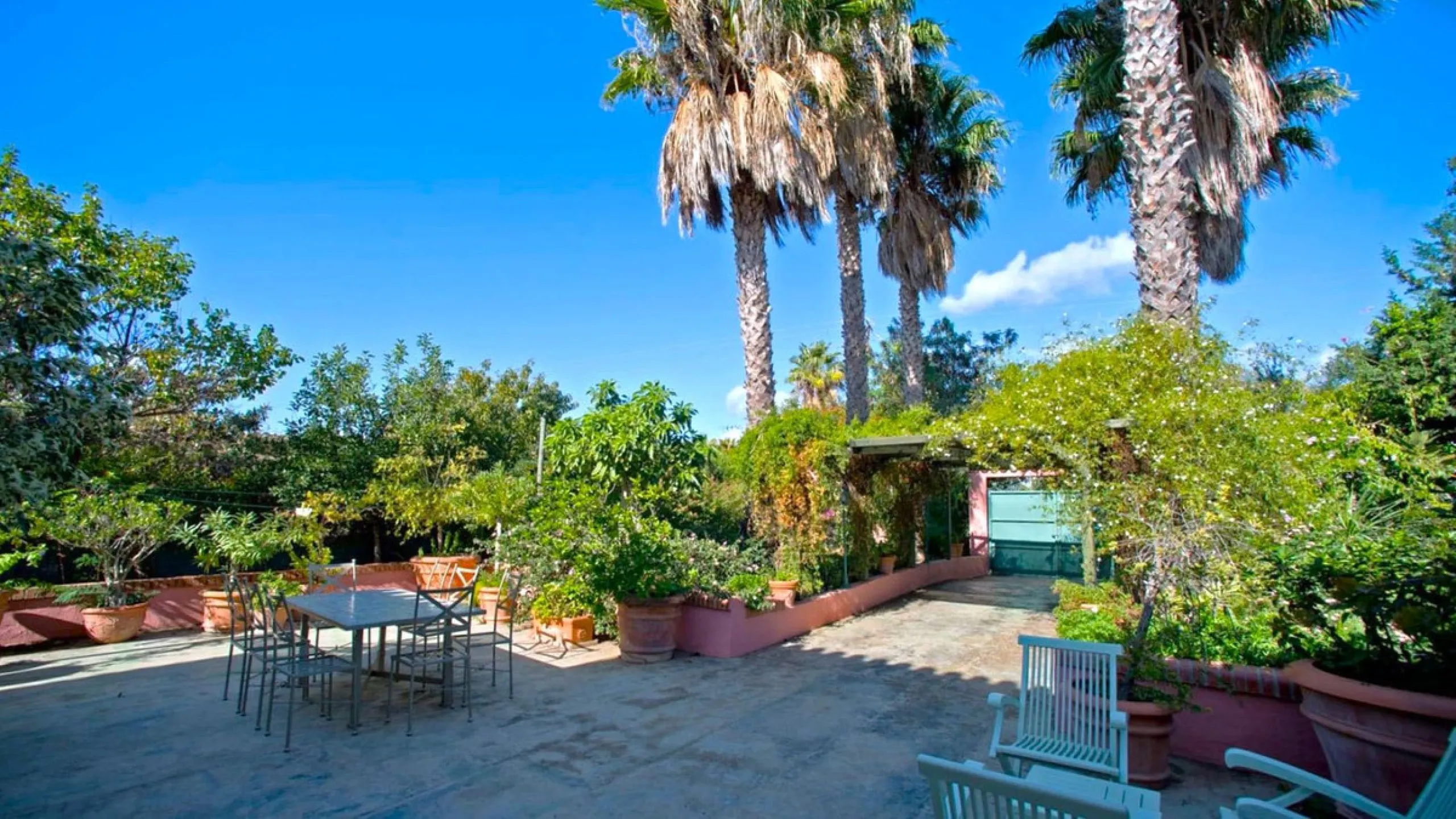 BEAUTIFUL VILLA WITH A LARGE PLOT OF 4.000 M2. With an excellent location, for people who are looking to live surrounded by nature and at the same time close to the city. Only 5 minutes driving from the beautiful centre of Estepona and its fantastic beach