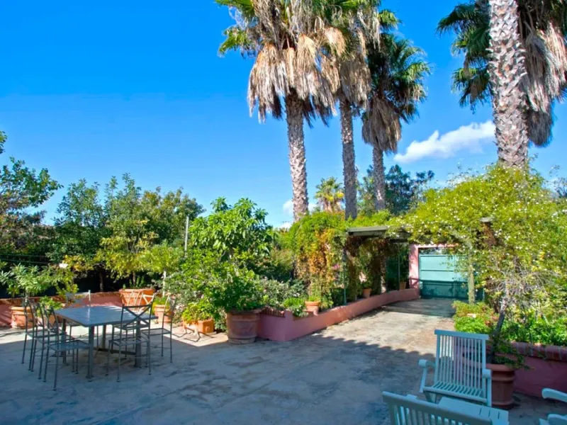 BEAUTIFUL VILLA WITH A LARGE PLOT OF 4.000 M2. With an excellent location, for people who are looking to live surrounded by nature and at the same time close to the city. Only 5 minutes driving from the beautiful centre of Estepona and its fantastic beach