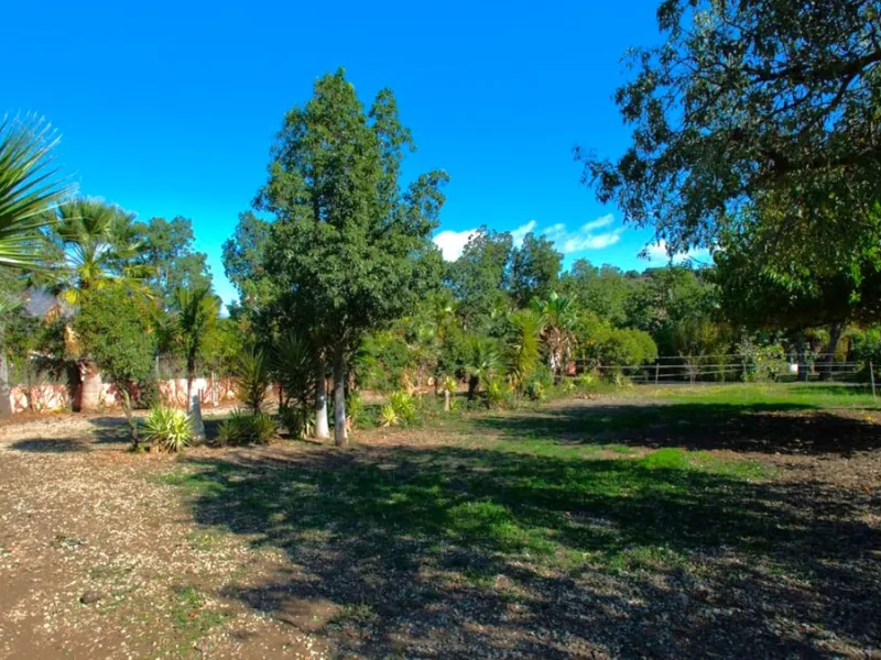 BEAUTIFUL VILLA WITH A LARGE PLOT OF 4.000 M2. With an excellent location, for people who are looking to live surrounded by nature and at the same time close to the city. Only 5 minutes driving from the beautiful centre of Estepona and its fantastic beach