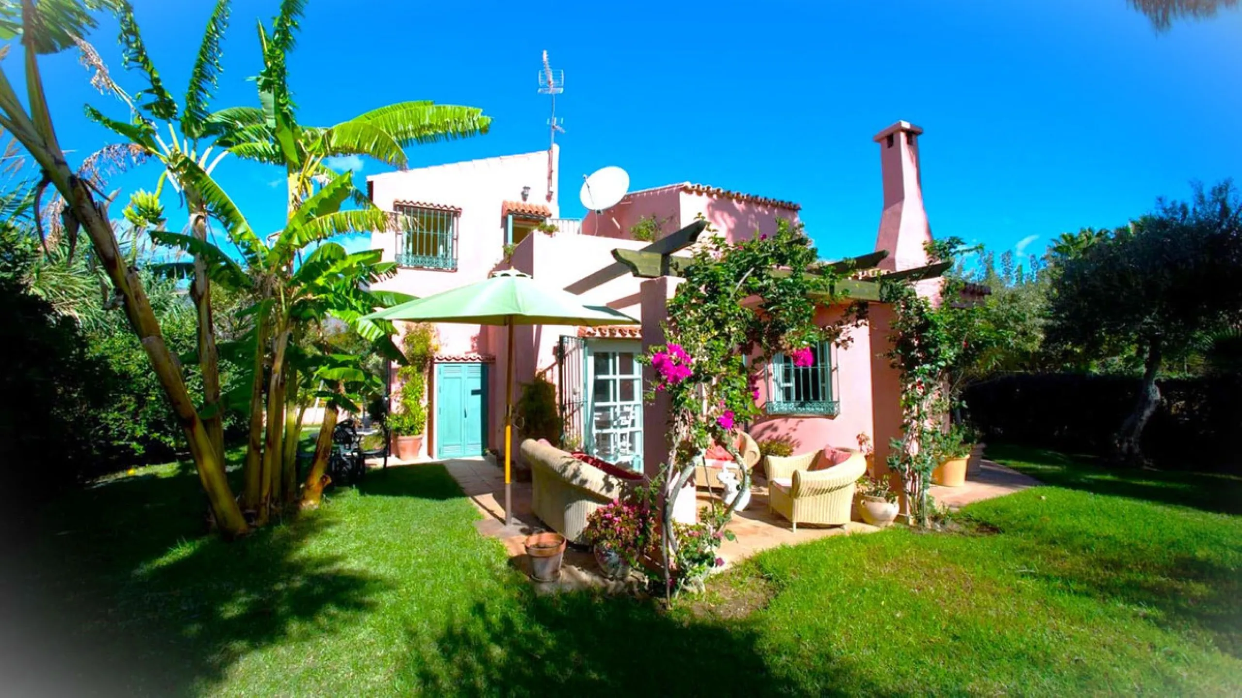 BEAUTIFUL VILLA WITH A LARGE PLOT OF 4.000 M2. With an excellent location, for people who are looking to live surrounded by nature and at the same time close to the city. Only 5 minutes driving from the beautiful centre of Estepona and its fantastic beach