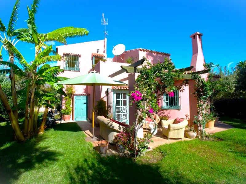 BEAUTIFUL VILLA WITH A LARGE PLOT OF 4.000 M2. With an excellent location, for people who are looking to live surrounded by nature and at the same time close to the city. Only 5 minutes driving from the beautiful centre of Estepona and its fantastic beach