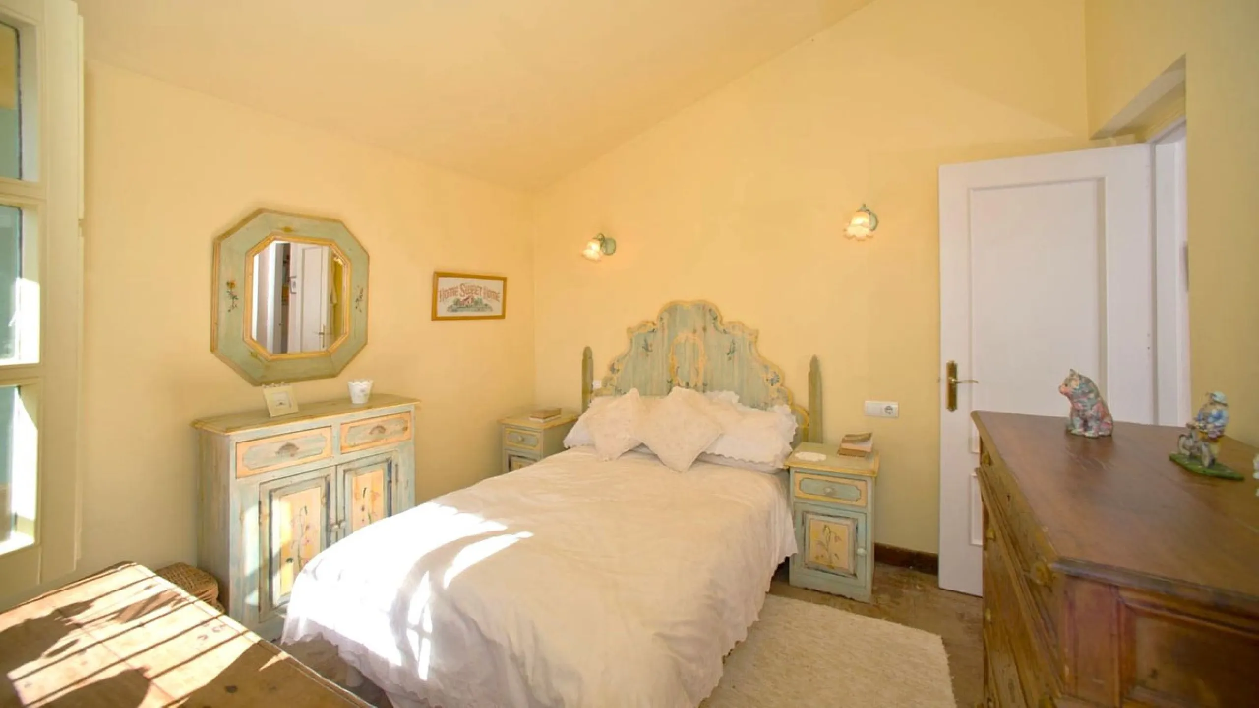 BEAUTIFUL VILLA WITH A LARGE PLOT OF 4.000 M2. With an excellent location, for people who are looking to live surrounded by nature and at the same time close to the city. Only 5 minutes driving from the beautiful centre of Estepona and its fantastic beach