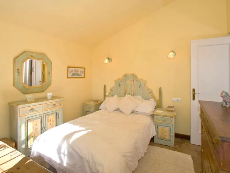 BEAUTIFUL VILLA WITH A LARGE PLOT OF 4.000 M2. With an excellent location, for people who are looking to live surrounded by nature and at the same time close to the city. Only 5 minutes driving from the beautiful centre of Estepona and its fantastic beach