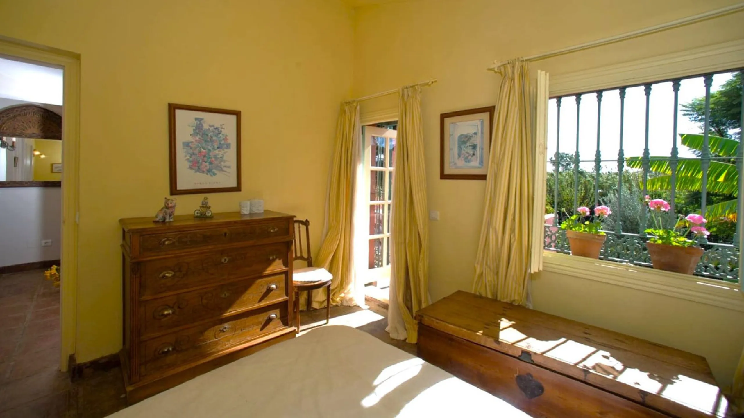 BEAUTIFUL VILLA WITH A LARGE PLOT OF 4.000 M2. With an excellent location, for people who are looking to live surrounded by nature and at the same time close to the city. Only 5 minutes driving from the beautiful centre of Estepona and its fantastic beach