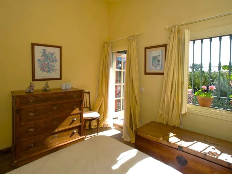 BEAUTIFUL VILLA WITH A LARGE PLOT OF 4.000 M2. With an excellent location, for people who are looking to live surrounded by nature and at the same time close to the city. Only 5 minutes driving from the beautiful centre of Estepona and its fantastic beach