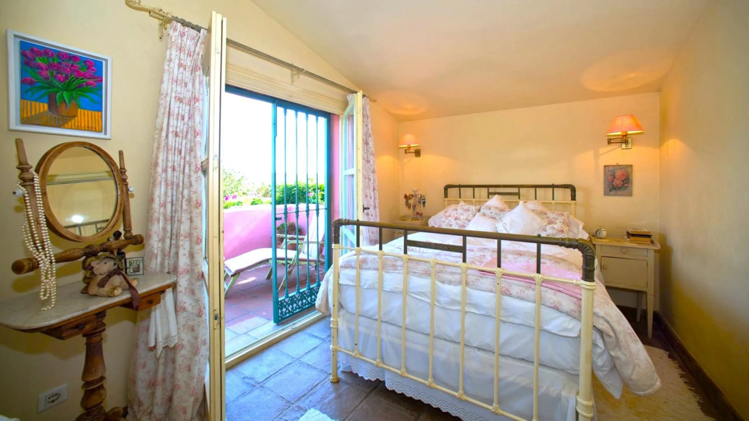 BEAUTIFUL VILLA WITH A LARGE PLOT OF 4.000 M2. With an excellent location, for people who are looking to live surrounded by nature and at the same time close to the city. Only 5 minutes driving from the beautiful centre of Estepona and its fantastic beach