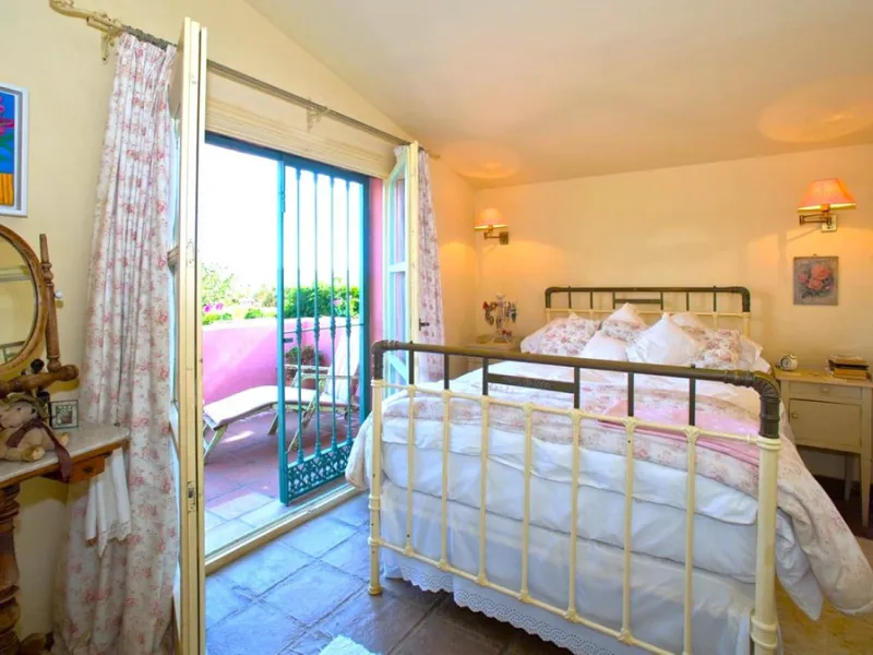 BEAUTIFUL VILLA WITH A LARGE PLOT OF 4.000 M2. With an excellent location, for people who are looking to live surrounded by nature and at the same time close to the city. Only 5 minutes driving from the beautiful centre of Estepona and its fantastic beach