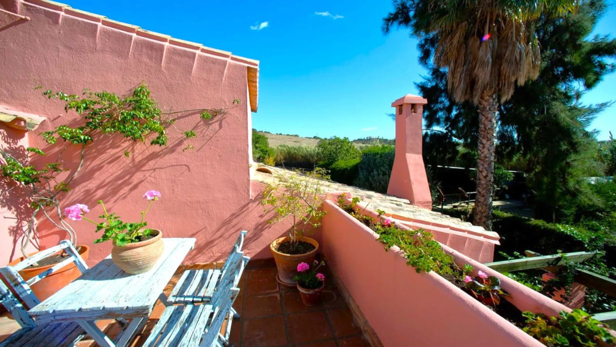 BEAUTIFUL VILLA WITH A LARGE PLOT OF 4.000 M2. With an excellent location, for people who are looking to live surrounded by nature and at the same time close to the city. Only 5 minutes driving from the beautiful centre of Estepona and its fantastic beach