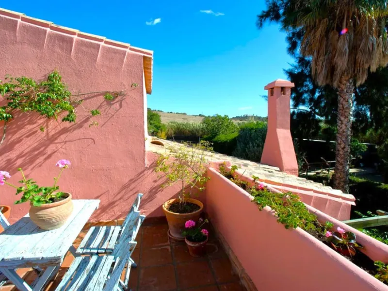 BEAUTIFUL VILLA WITH A LARGE PLOT OF 4.000 M2. With an excellent location, for people who are looking to live surrounded by nature and at the same time close to the city. Only 5 minutes driving from the beautiful centre of Estepona and its fantastic beach