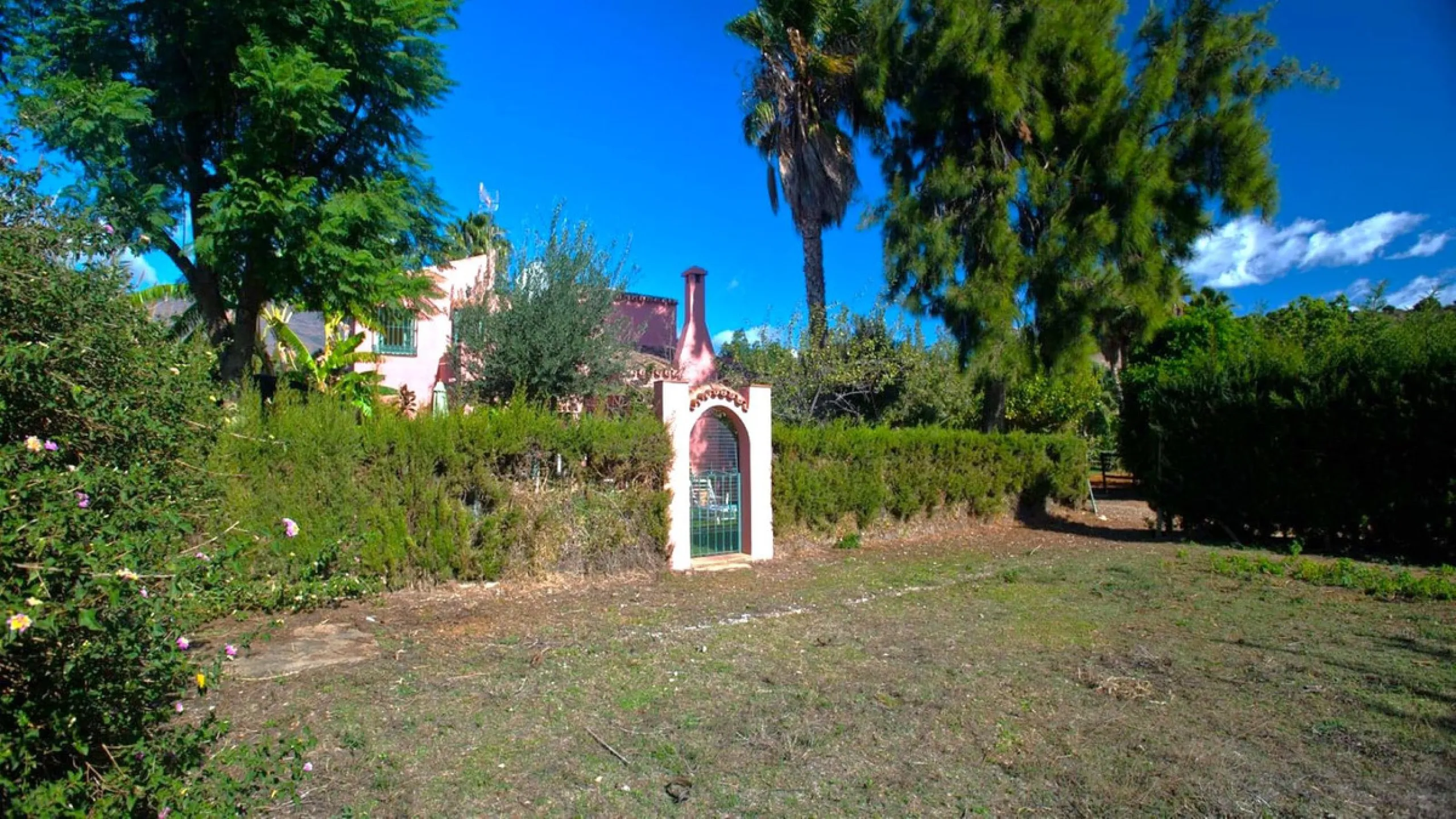 BEAUTIFUL VILLA WITH A LARGE PLOT OF 4.000 M2. With an excellent location, for people who are looking to live surrounded by nature and at the same time close to the city. Only 5 minutes driving from the beautiful centre of Estepona and its fantastic beach