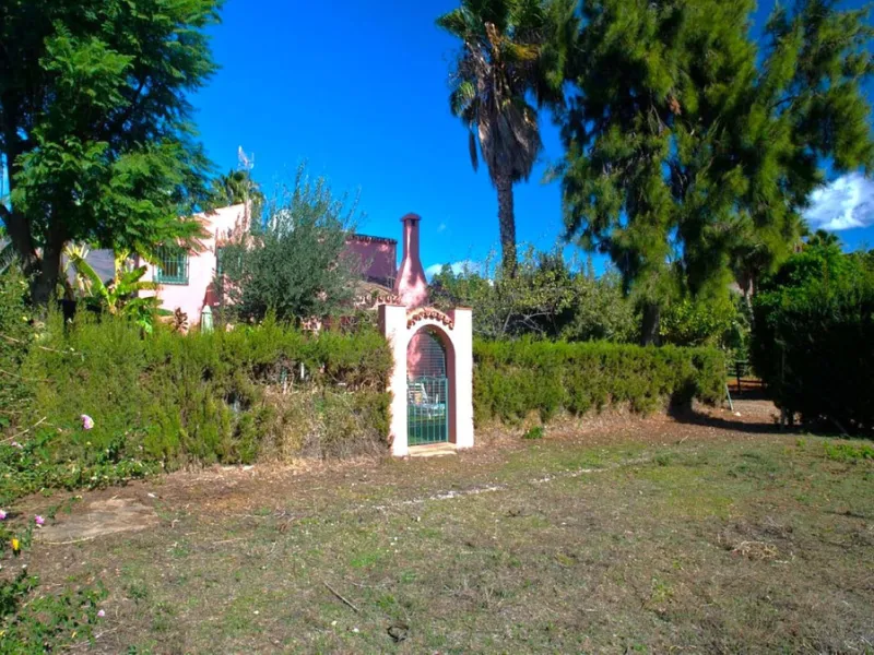 BEAUTIFUL VILLA WITH A LARGE PLOT OF 4.000 M2. With an excellent location, for people who are looking to live surrounded by nature and at the same time close to the city. Only 5 minutes driving from the beautiful centre of Estepona and its fantastic beach