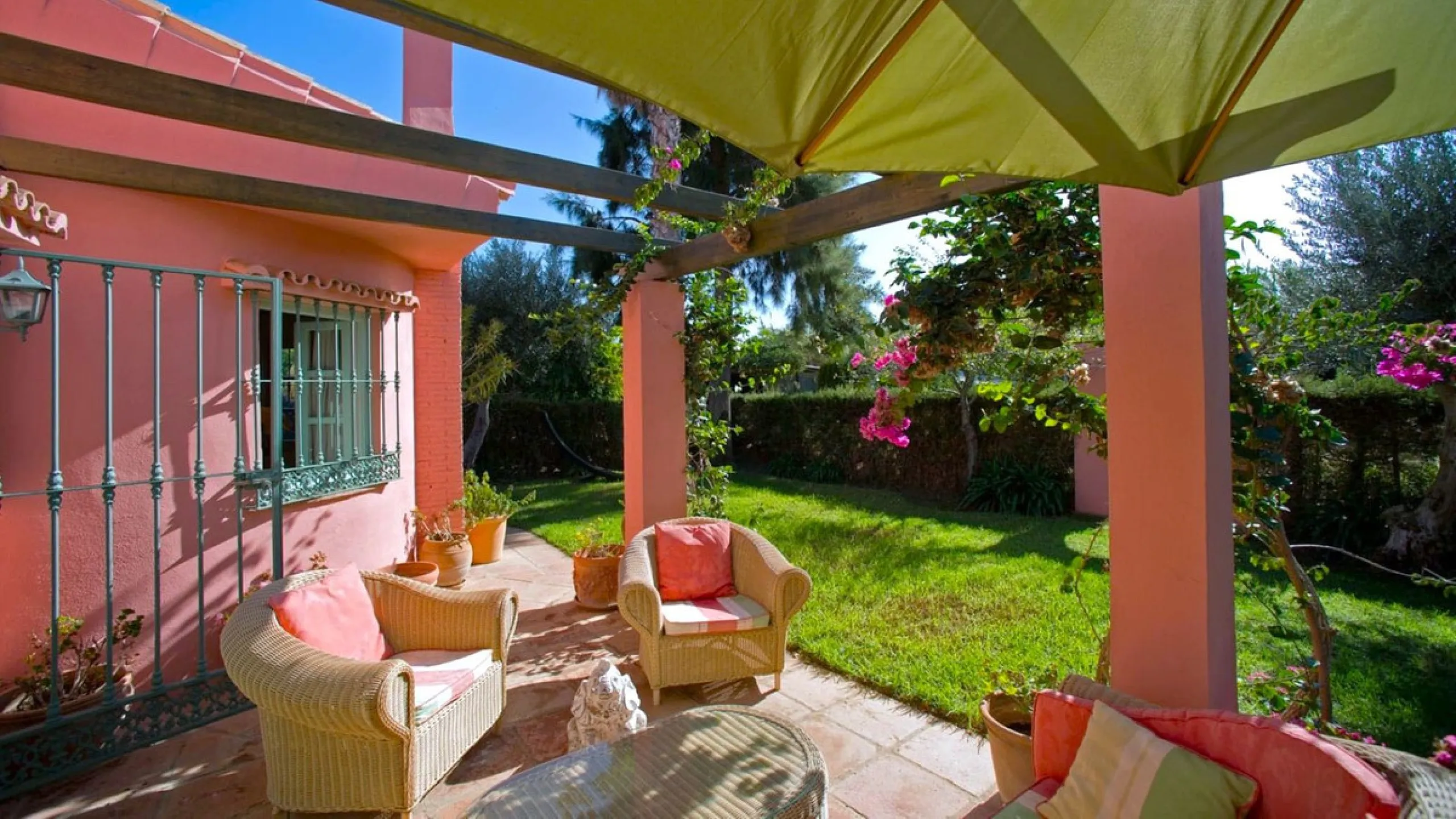 BEAUTIFUL VILLA WITH A LARGE PLOT OF 4.000 M2. With an excellent location, for people who are looking to live surrounded by nature and at the same time close to the city. Only 5 minutes driving from the beautiful centre of Estepona and its fantastic beach
