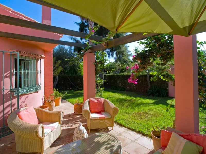 BEAUTIFUL VILLA WITH A LARGE PLOT OF 4.000 M2. With an excellent location, for people who are looking to live surrounded by nature and at the same time close to the city. Only 5 minutes driving from the beautiful centre of Estepona and its fantastic beach
