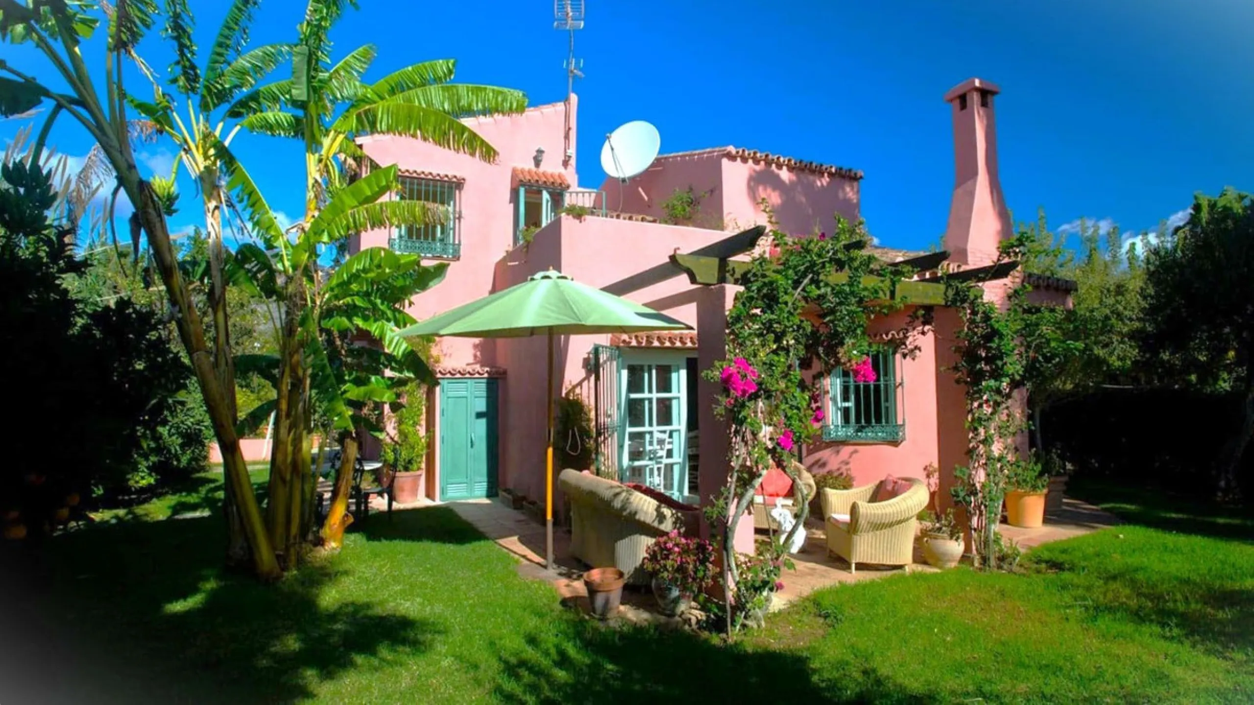 BEAUTIFUL VILLA WITH A LARGE PLOT OF 4.000 M2. With an excellent location, for people who are looking to live surrounded by nature and at the same time close to the city. Only 5 minutes driving from the beautiful centre of Estepona and its fantastic beach