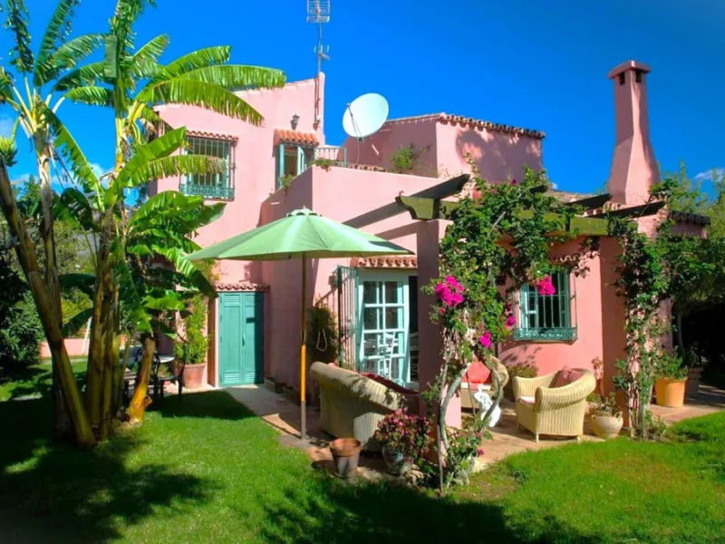 BEAUTIFUL VILLA WITH A LARGE PLOT OF 4.000 M2. With an excellent location, for people who are looking to live surrounded by nature and at the same time close to the city. Only 5 minutes driving from the beautiful centre of Estepona and its fantastic beach