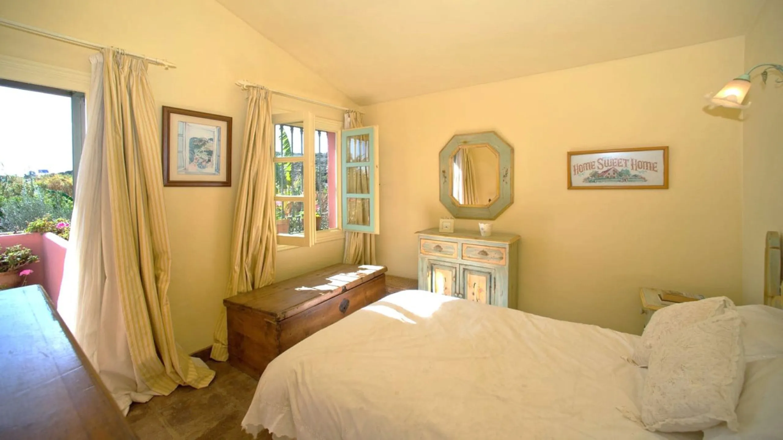 BEAUTIFUL VILLA WITH A LARGE PLOT OF 4.000 M2. With an excellent location, for people who are looking to live surrounded by nature and at the same time close to the city. Only 5 minutes driving from the beautiful centre of Estepona and its fantastic beach