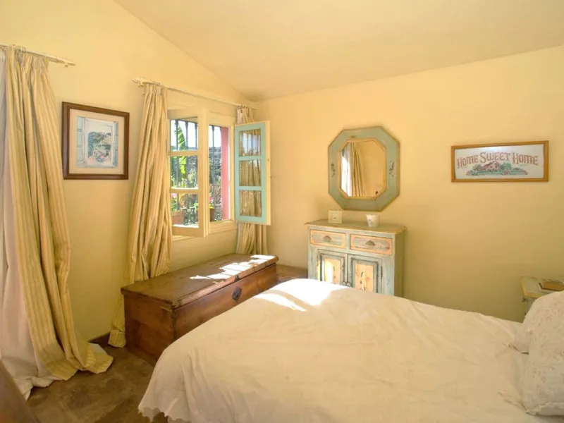 BEAUTIFUL VILLA WITH A LARGE PLOT OF 4.000 M2. With an excellent location, for people who are looking to live surrounded by nature and at the same time close to the city. Only 5 minutes driving from the beautiful centre of Estepona and its fantastic beach