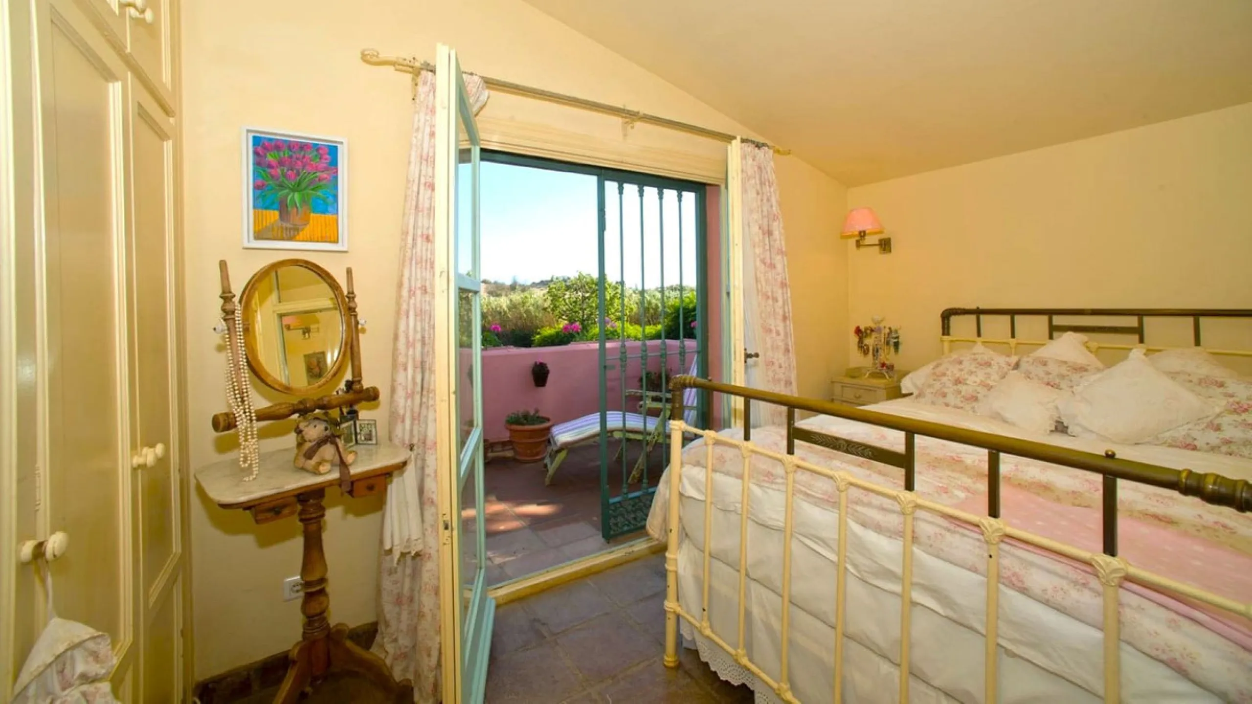 BEAUTIFUL VILLA WITH A LARGE PLOT OF 4.000 M2. With an excellent location, for people who are looking to live surrounded by nature and at the same time close to the city. Only 5 minutes driving from the beautiful centre of Estepona and its fantastic beach