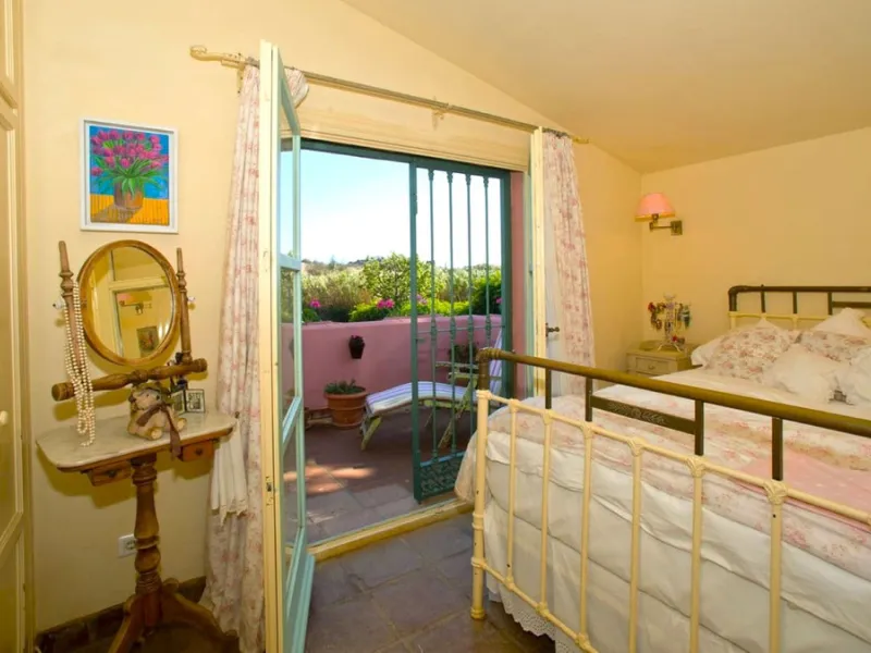 BEAUTIFUL VILLA WITH A LARGE PLOT OF 4.000 M2. With an excellent location, for people who are looking to live surrounded by nature and at the same time close to the city. Only 5 minutes driving from the beautiful centre of Estepona and its fantastic beach