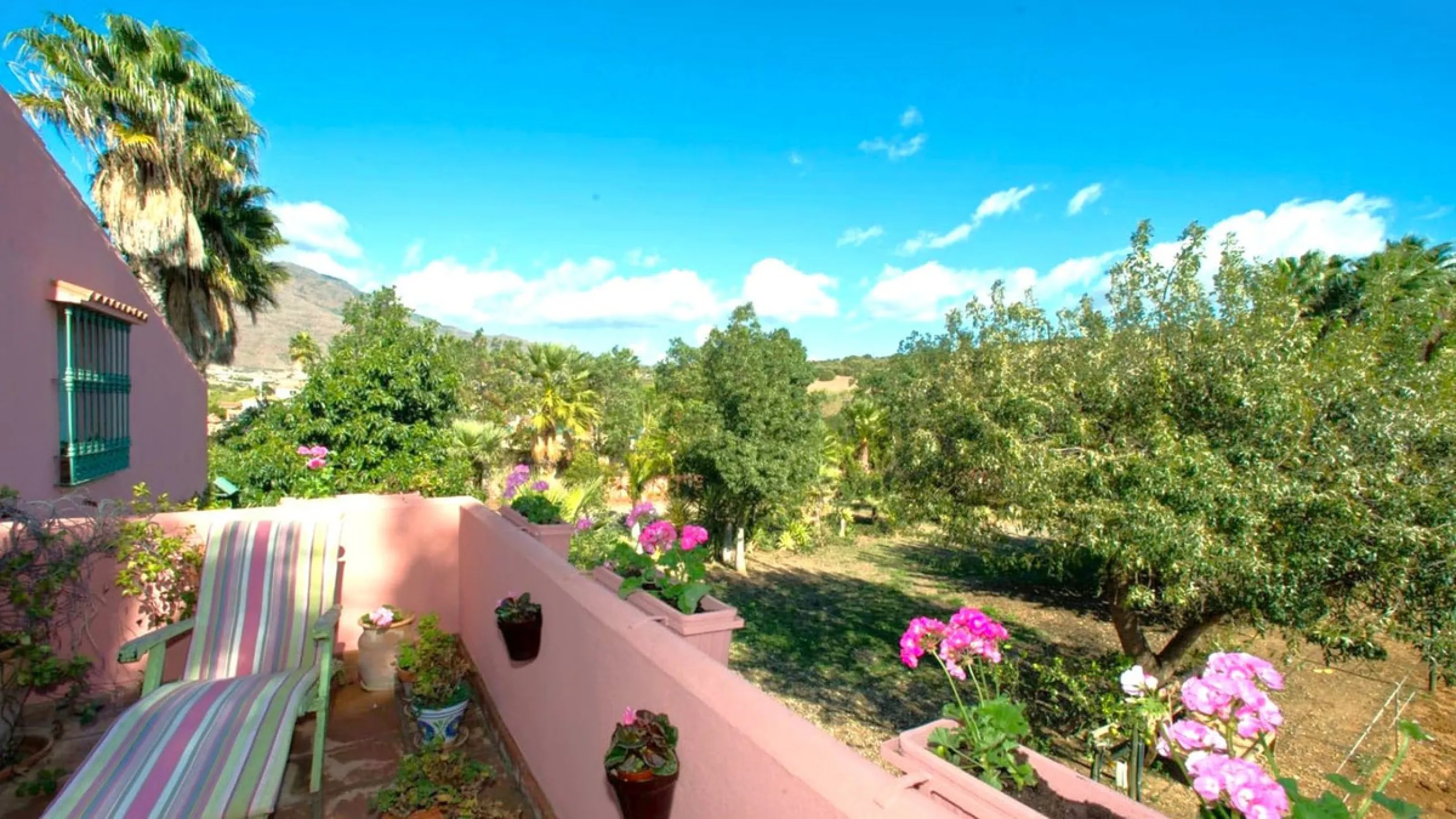 BEAUTIFUL VILLA WITH A LARGE PLOT OF 4.000 M2. With an excellent location, for people who are looking to live surrounded by nature and at the same time close to the city. Only 5 minutes driving from the beautiful centre of Estepona and its fantastic beach