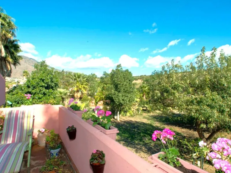BEAUTIFUL VILLA WITH A LARGE PLOT OF 4.000 M2. With an excellent location, for people who are looking to live surrounded by nature and at the same time close to the city. Only 5 minutes driving from the beautiful centre of Estepona and its fantastic beach