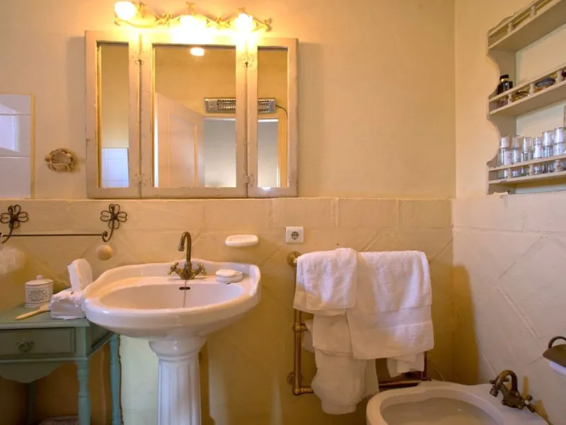 BEAUTIFUL VILLA WITH A LARGE PLOT OF 4.000 M2. With an excellent location, for people who are looking to live surrounded by nature and at the same time close to the city. Only 5 minutes driving from the beautiful centre of Estepona and its fantastic beach