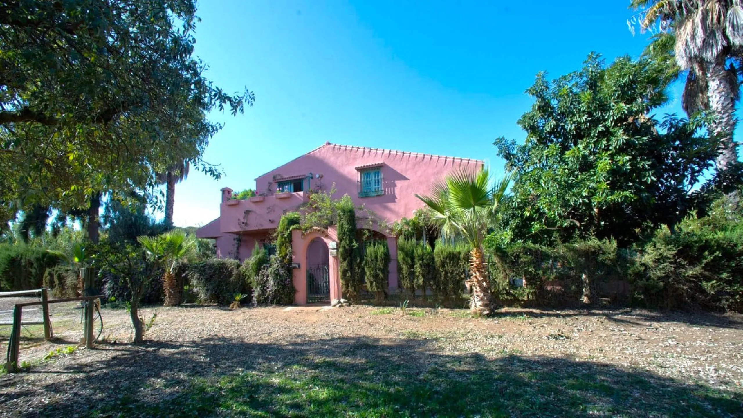 BEAUTIFUL VILLA WITH A LARGE PLOT OF 4.000 M2. With an excellent location, for people who are looking to live surrounded by nature and at the same time close to the city. Only 5 minutes driving from the beautiful centre of Estepona and its fantastic beach