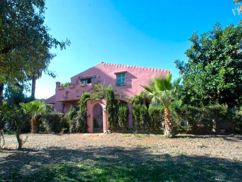 BEAUTIFUL VILLA WITH A LARGE PLOT OF 4.000 M2. With an excellent location, for people who are looking to live surrounded by nature and at the same time close to the city. Only 5 minutes driving from the beautiful centre of Estepona and its fantastic beach