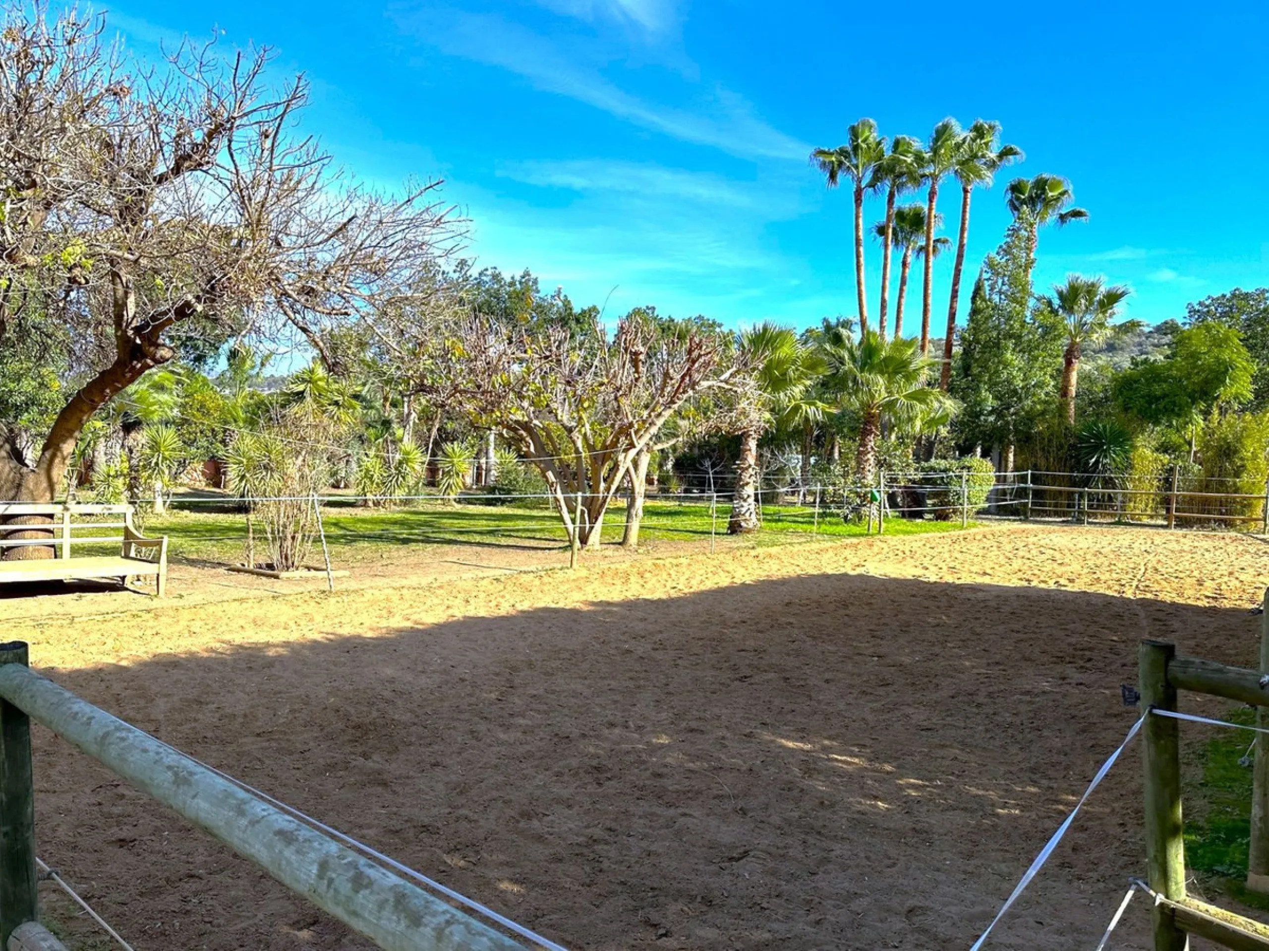 BEAUTIFUL VILLA WITH A LARGE PLOT OF 4.000 M2. With an excellent location, for people who are looking to live surrounded by nature and at the same time close to the city. Only 5 minutes driving from the beautiful centre of Estepona and its fantastic beach