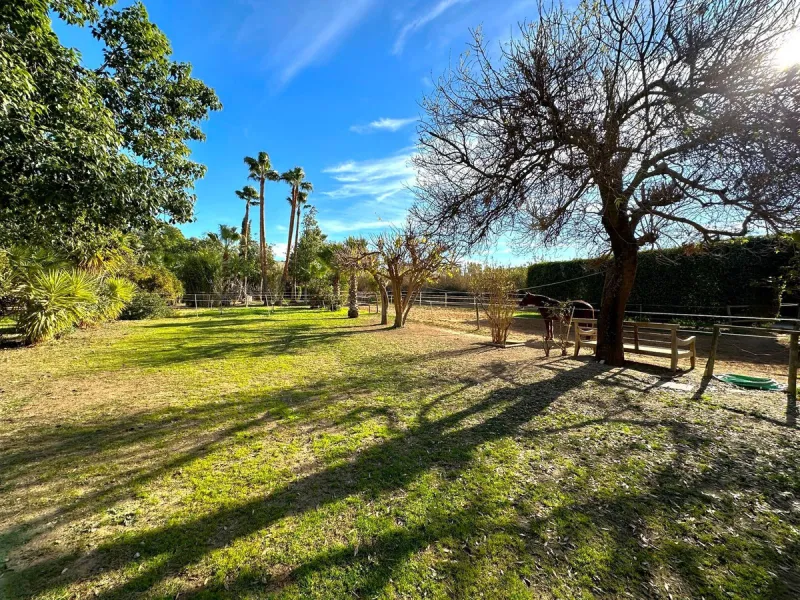 BEAUTIFUL VILLA WITH A LARGE PLOT OF 4.000 M2. With an excellent location, for people who are looking to live surrounded by nature and at the same time close to the city. Only 5 minutes driving from the beautiful centre of Estepona and its fantastic beach