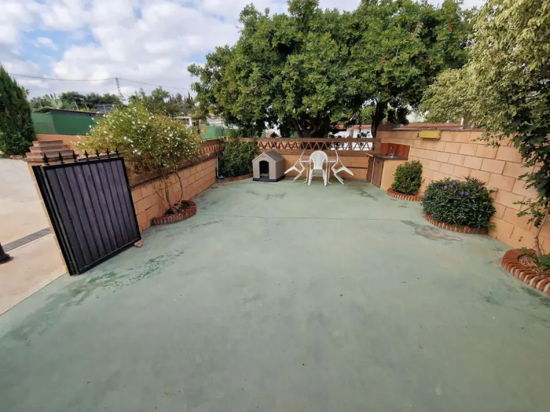 Rural property for sale in Alhaurín de la Torre with a tourist license located in the Romeral area on a 3000m2 plot, with 3 independent houses, swimming pool and gardens shared between the homes.