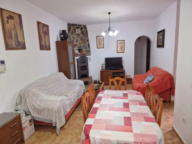 Rural property for sale in Alhaurín de la Torre with a tourist license located in the Romeral area on a 3000m2 plot, with 3 independent houses, swimming pool and gardens shared between the homes.