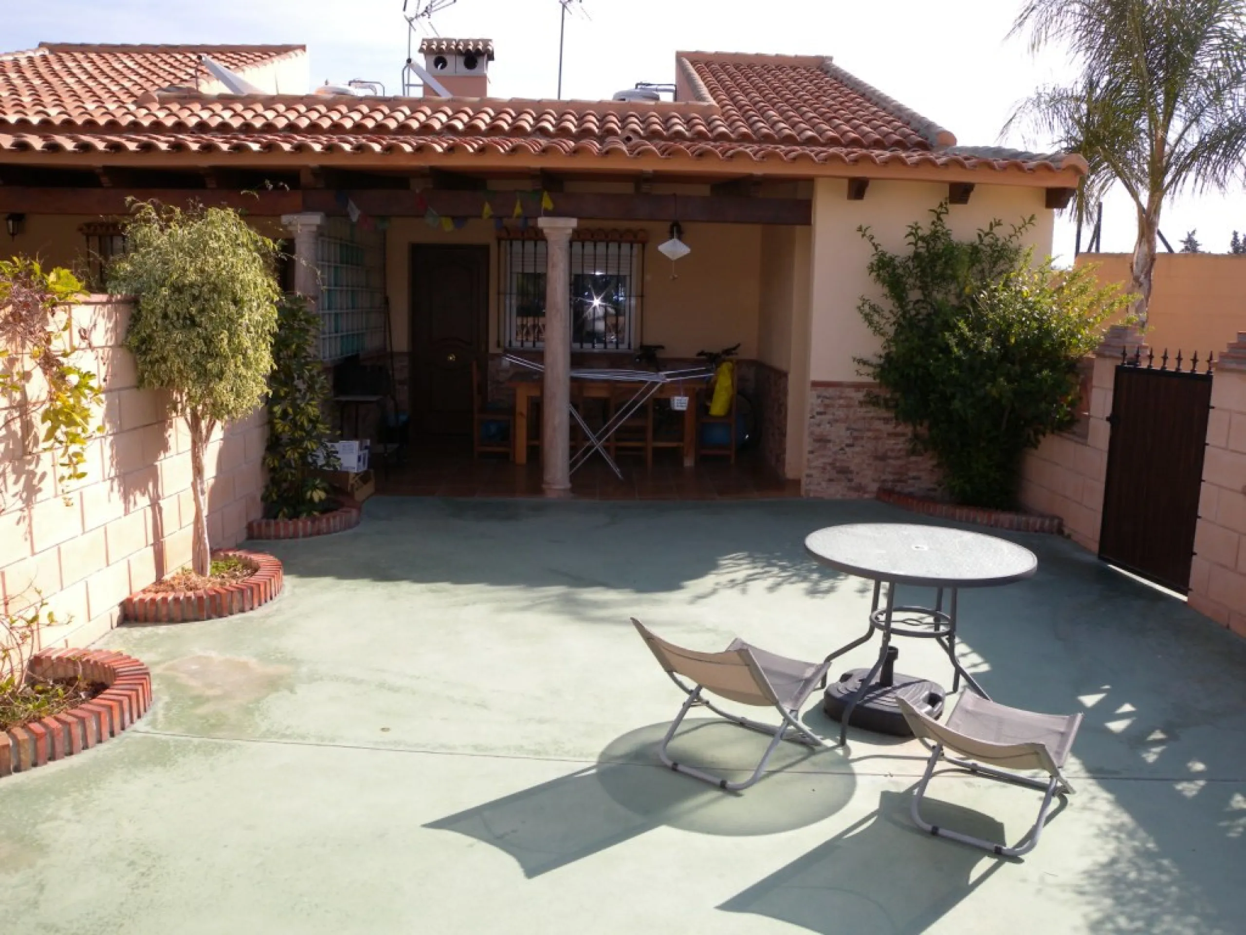 Rural property for sale in Alhaurín de la Torre with a tourist license located in the Romeral area on a 3000m2 plot, with 3 independent houses, swimming pool and gardens shared between the homes.