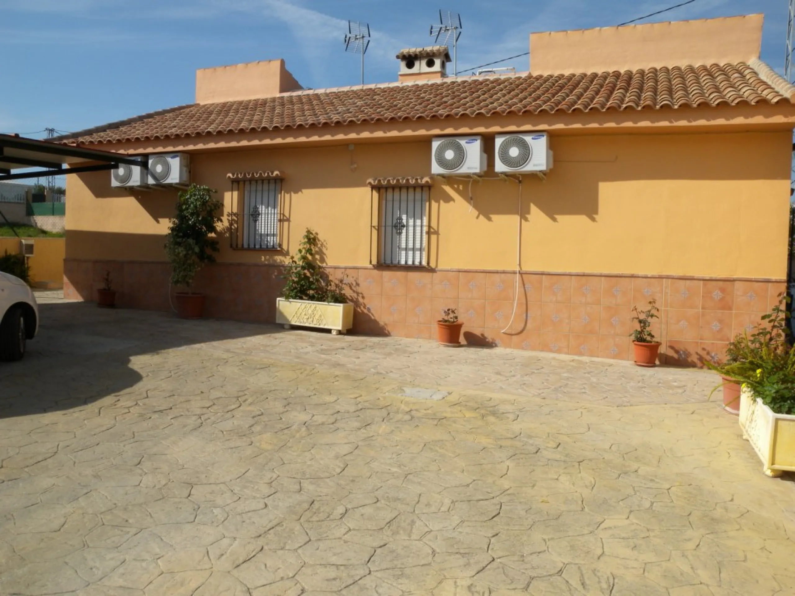 Rural property for sale in Alhaurín de la Torre with a tourist license located in the Romeral area on a 3000m2 plot, with 3 independent houses, swimming pool and gardens shared between the homes.