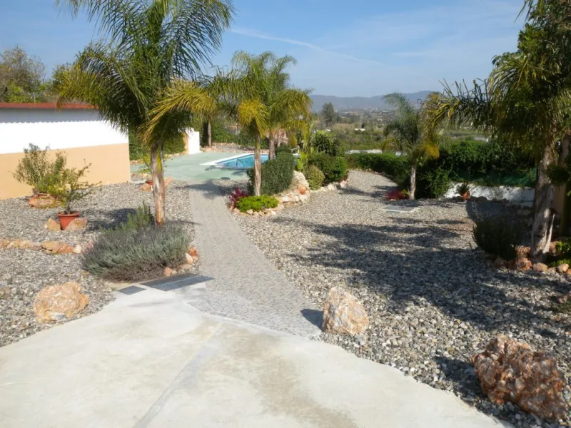 Rural property for sale in Alhaurín de la Torre with a tourist license located in the Romeral area on a 3000m2 plot, with 3 independent houses, swimming pool and gardens shared between the homes.