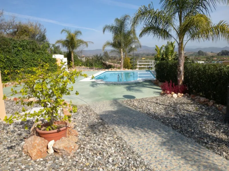 Rural property for sale in Alhaurín de la Torre with a tourist license located in the Romeral area on a 3000m2 plot, with 3 independent houses, swimming pool and gardens shared between the homes.
