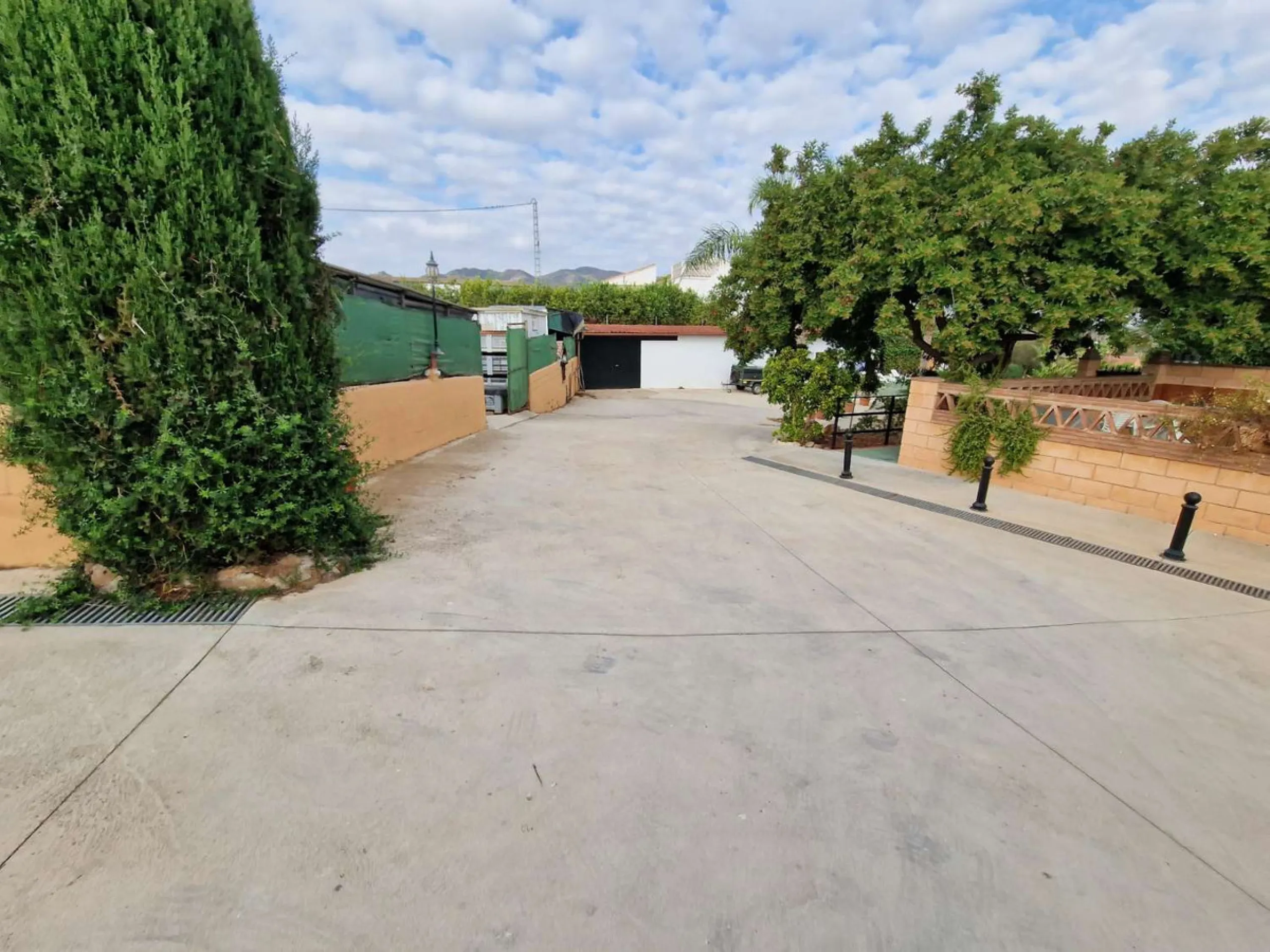 Rural property for sale in Alhaurín de la Torre with a tourist license located in the Romeral area on a 3000m2 plot, with 3 independent houses, swimming pool and gardens shared between the homes.